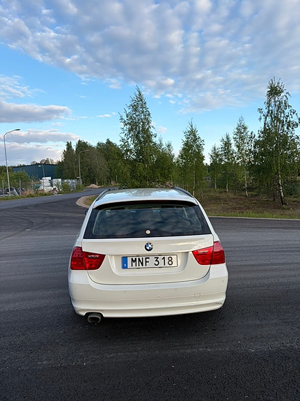 BMW 320d 4 of 5