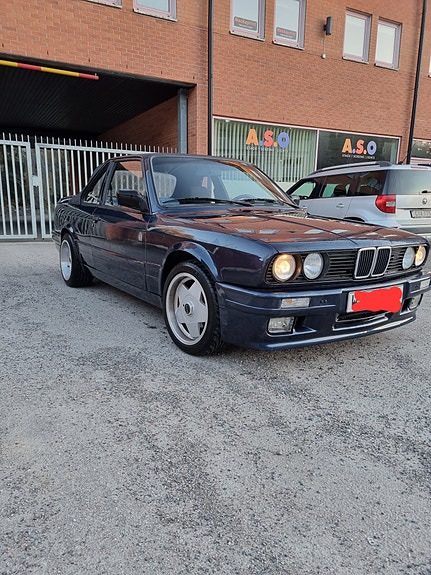BMW 318i 2 of 4