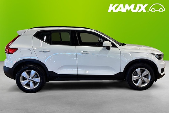 Volvo XC40 2 of 5