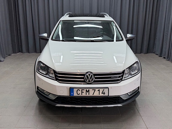 Volkswagen Passat Alltrack 2 of 5