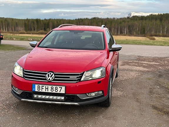 Volkswagen Passat Alltrack 2 of 5