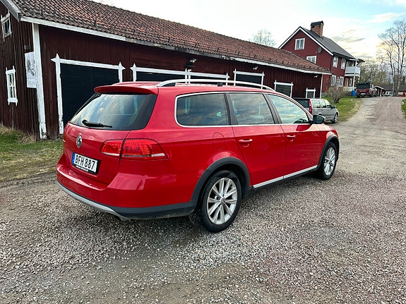 Volkswagen Passat Alltrack 3 of 5