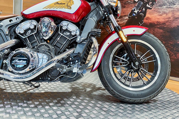 Indian Scout 1200 |Extraljus|Motorbågar|Sidoväskor|Sissy bar|Nyservad| 6 of 15