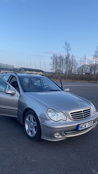 Mercedes-Benz C180 4 of 5