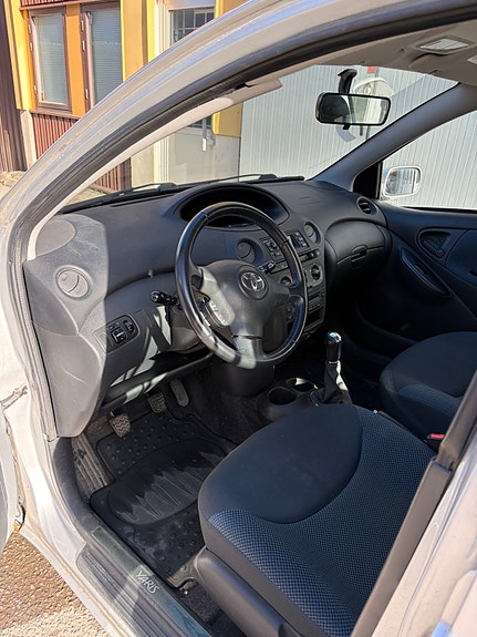 Toyota Yaris 4 of 10