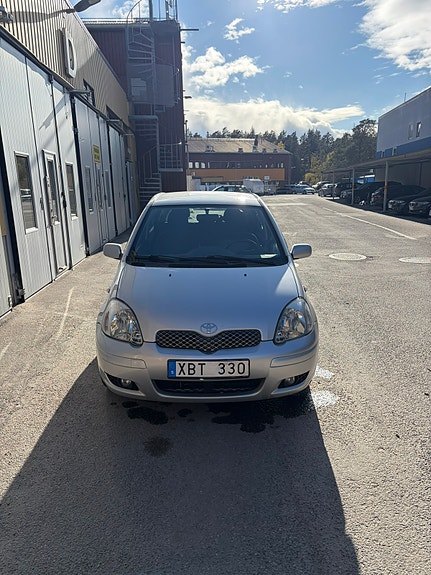 Toyota Yaris 2 of 10