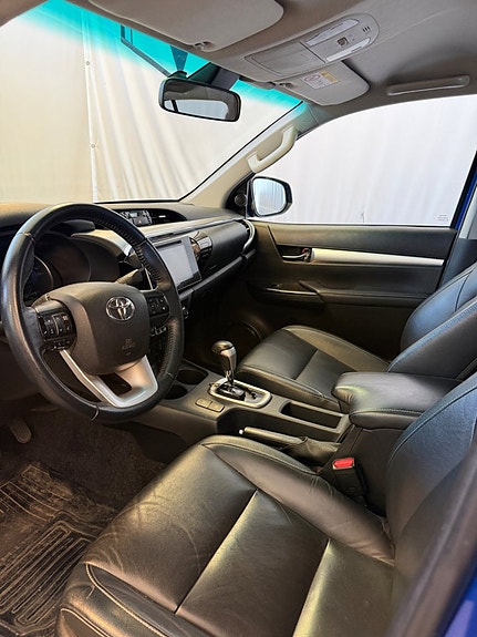 Toyota HiLux 14 of 25