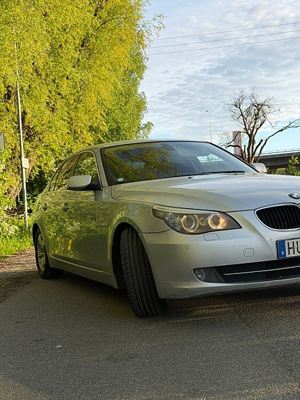 BMW 520i 2 of 16