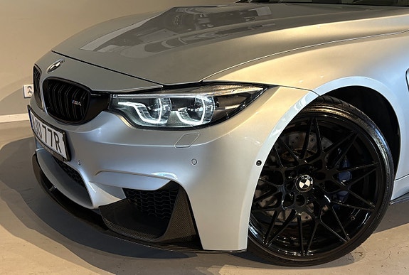 BMW M4 4 of 5