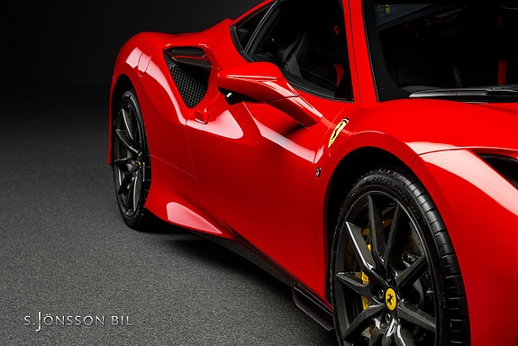 Ferrari F8 Tributo 27 of 30