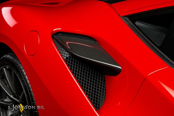 Ferrari F8 Tributo 28 of 30