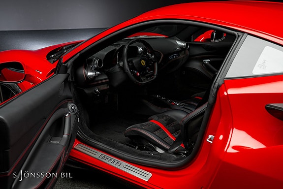 Ferrari F8 Tributo 10 of 30