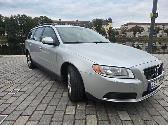 Volvo V70 2 of 11