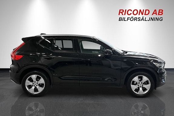 Volvo XC40 2 of 16