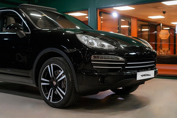 Porsche Cayenne 2 of 5