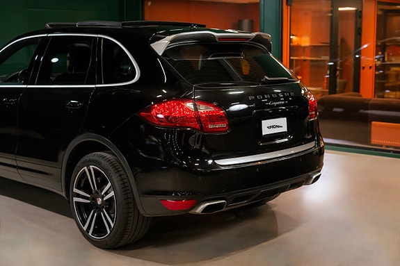 Porsche Cayenne 4 of 5