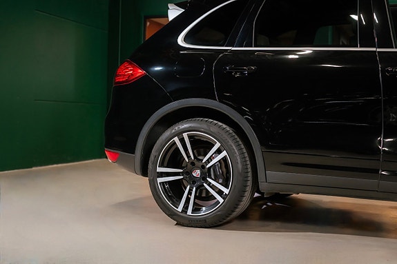 Porsche Cayenne 8 of 17