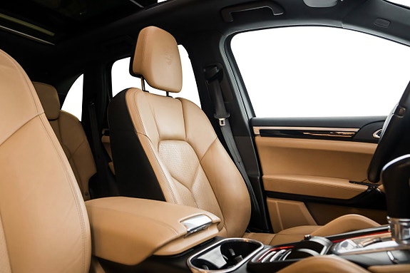 Porsche Cayenne 15 of 17