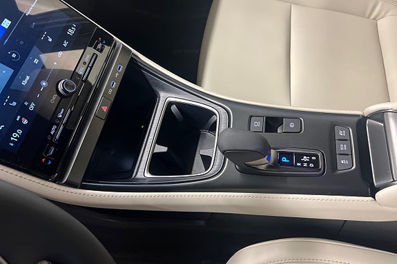 Lexus LBX 17 of 26