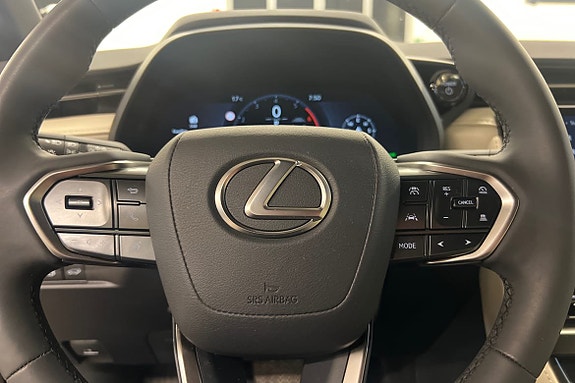 Lexus LBX 20 of 26