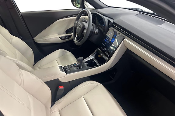 Lexus LBX 8 of 26