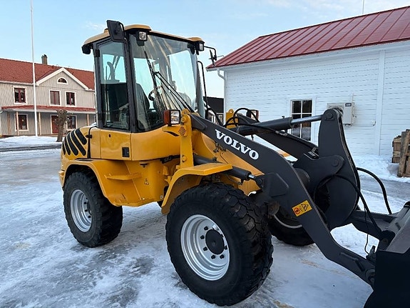 Volvo L 30 B Pro 2 of 8