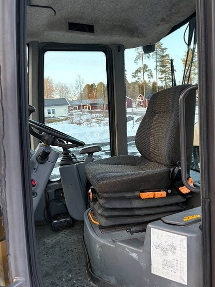 Volvo L 30 B Pro 8 of 8