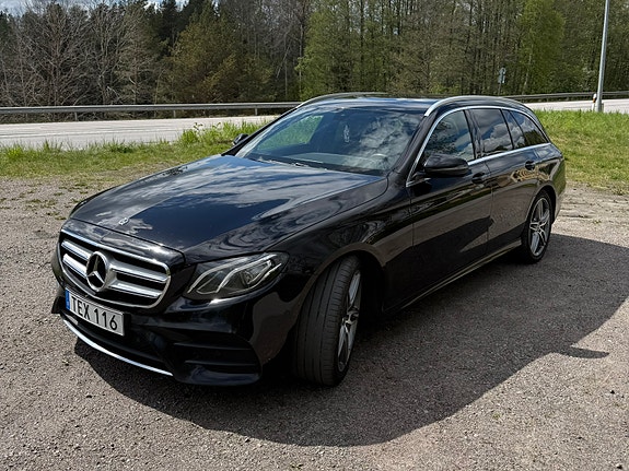 Mercedes-Benz E200 2 of 5