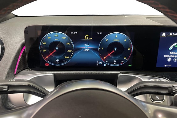 Mercedes-Benz GLB200 d 14 of 27