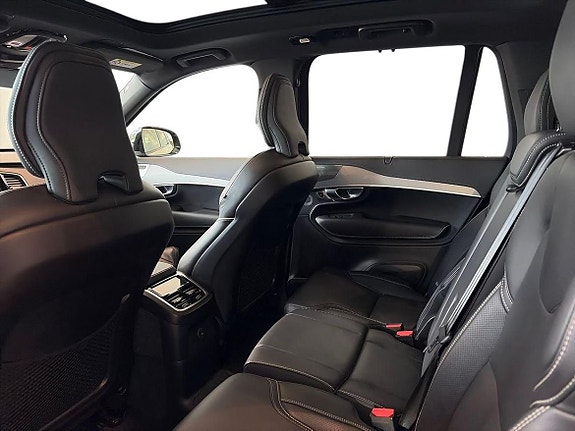 Volvo XC90 10 of 23