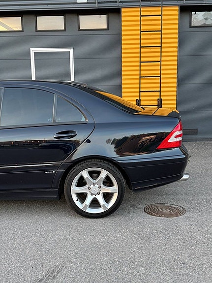 Mercedes-Benz CLA180 d 4 of 5