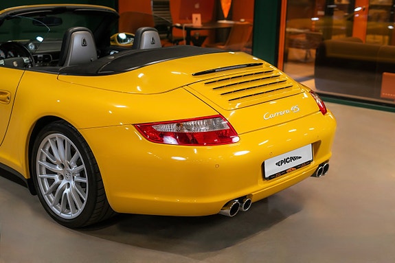 Porsche 911 4 of 5