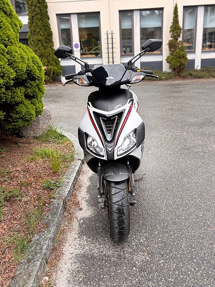 Aprilia SR50 R 3 of 4
