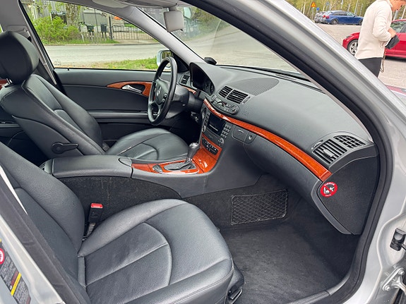 Mercedes-Benz E220 6 of 7