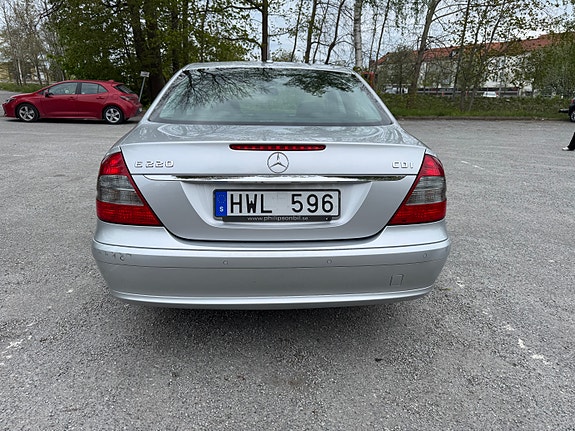 Mercedes-Benz E220 2 of 7