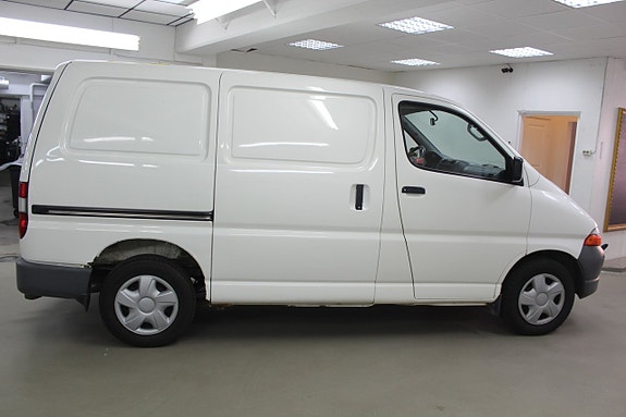Toyota HiAce 4 of 5