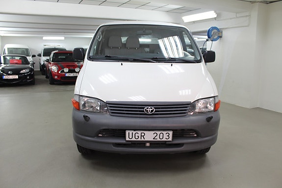 Toyota HiAce 2 of 5