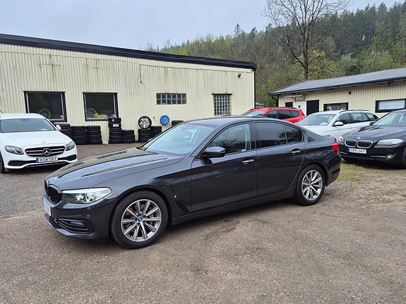 BMW 530e 3 of 5