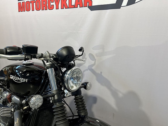 Triumph Bonneville BOBBER 7 of 16