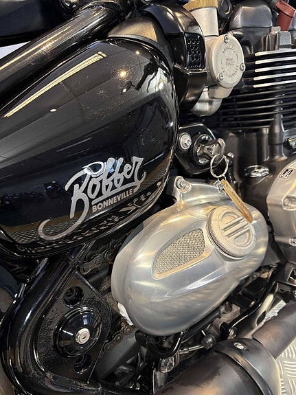 Triumph Bonneville BOBBER 11 of 16
