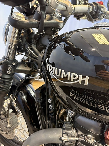 Triumph Bonneville BOBBER 13 of 16