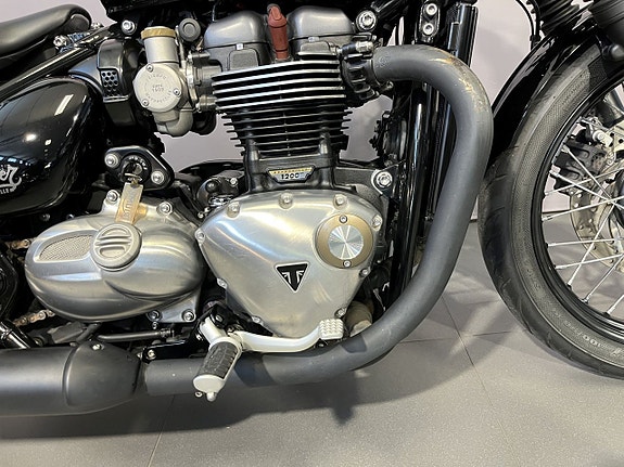 Triumph Bonneville BOBBER 10 of 16