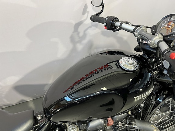 Triumph Bonneville BOBBER 13 of 16