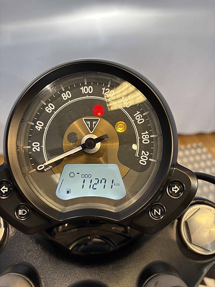 Triumph Bonneville BOBBER 14 of 16