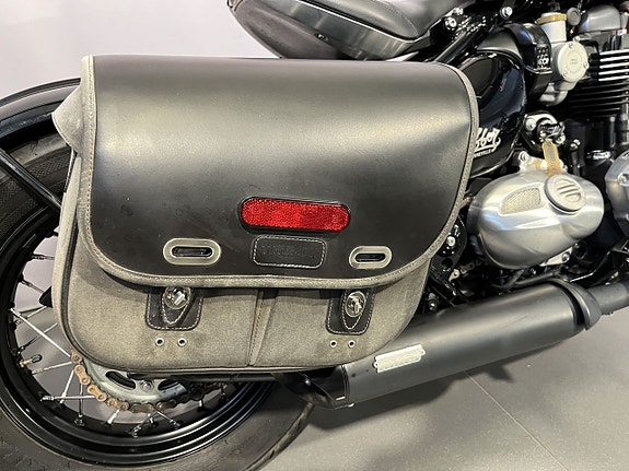 Triumph Bonneville BOBBER 11 of 16