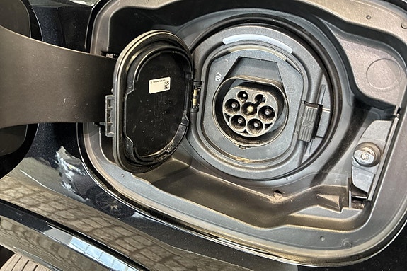 Mercedes-Benz GLC300 e 13 of 15