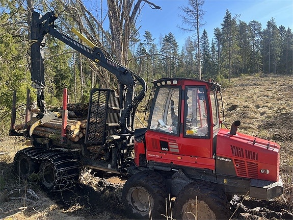 Komatsu 835