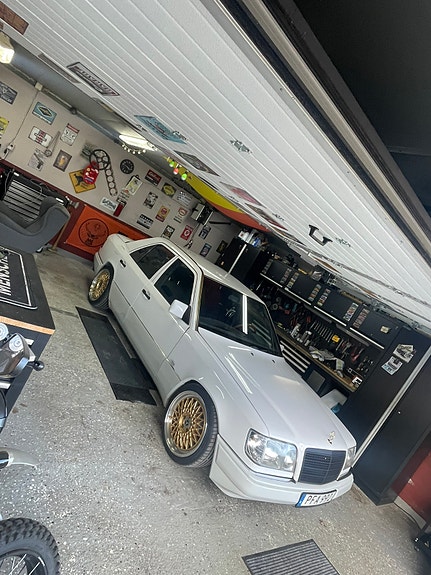 Mercedes-Benz E200 2 of 5