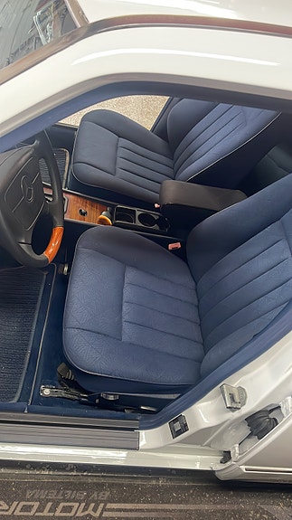 Mercedes-Benz E200 3 of 5