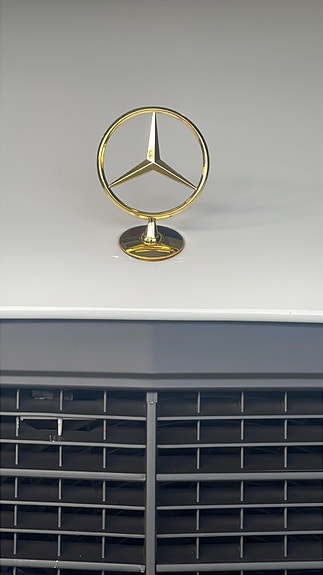 Mercedes-Benz E200 4 of 5